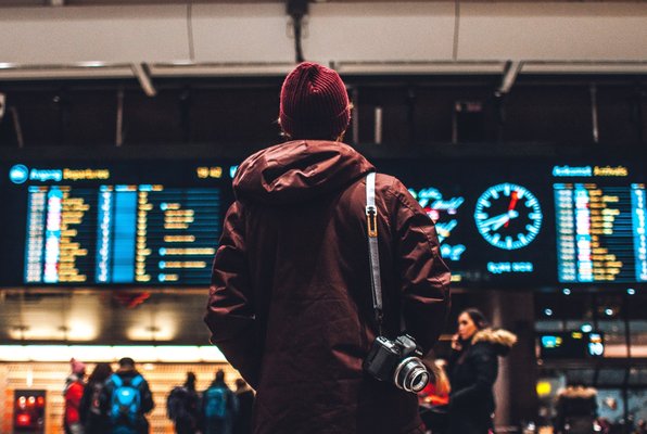 reiziger-met-camera-in-treinstation.jpg