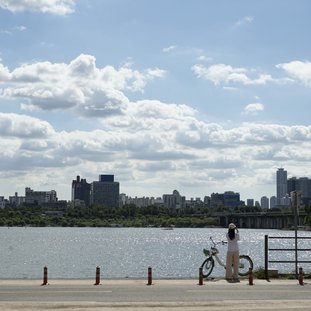 HanRiverParkSeoul_shutterstock_1826770367Large.jpg