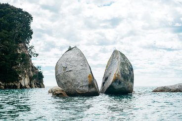 AbelTasmanNP-splitapplerock-Zuidereiland-Nieuw-ZeelandLarge.jpg