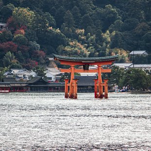 1Miyajima-Toriibing-hui-yau-WNBNTbFi8pk-unsplash.jpg