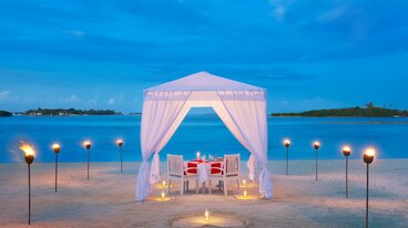 Dhonveli_Excursions_RomanticDiningonBeach_1090X610.jpg
