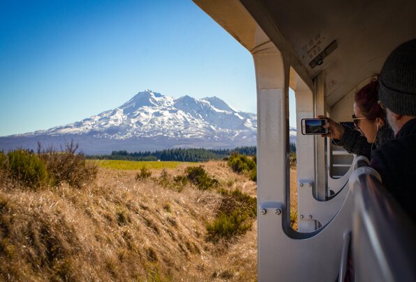 pagina35NorthernExplorer184853-photographing-ruapehu-CreditRobinHeyworth.jpg